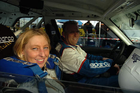 Mie Petersen har i de sidste mange måneder været tovholder omkring planlægningen af Tegee-Dan Rally 2008. Når løbet går i gang, smider hun tøjlerne og sætter sig ind i co-driversædet på en rallybil for selv at deltage.